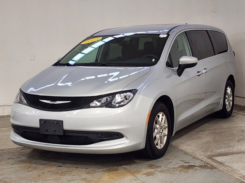 Used 2023 Chrysler Voyager LX image 1