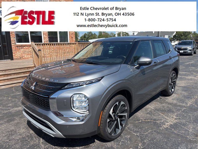 Used 2023 Mitsubishi Outlander SE image 1