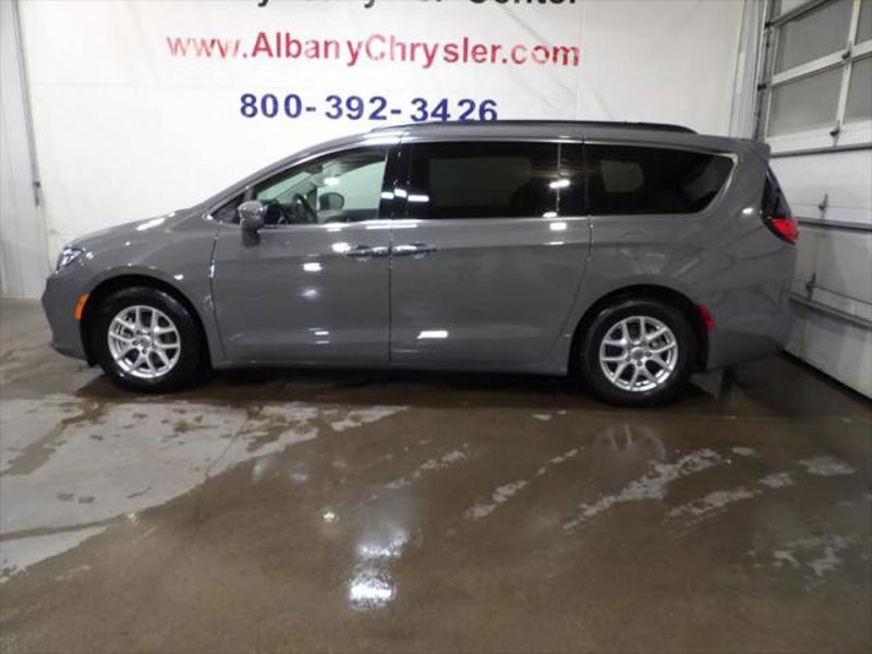 Certified 2022 Chrysler Pacifica Touring-L image 1