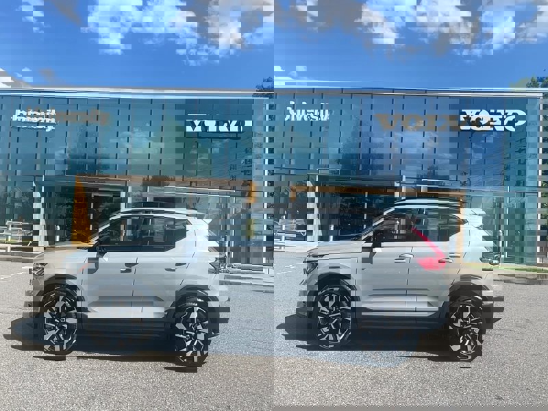 Certified 2025 Volvo XC40 B5 Plus image 1
