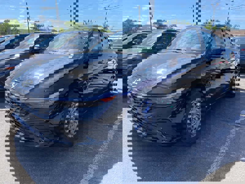 Certified 2024 Hyundai Elantra SE image 1