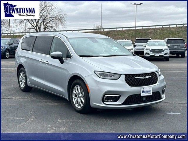 Certified 2023 Chrysler Pacifica Touring-L image 1