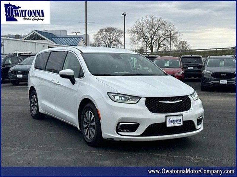 Certified 2023 Chrysler Pacifica Touring-L image 1