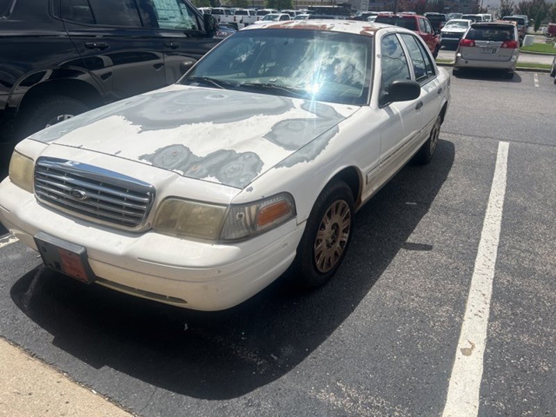 Used 2004 Ford Crown Victoria image 1