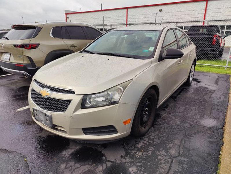 Used 2013 Chevrolet Cruze LS image 1