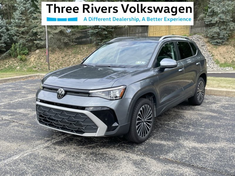 Certified 2025 Volkswagen Taos SE image 1