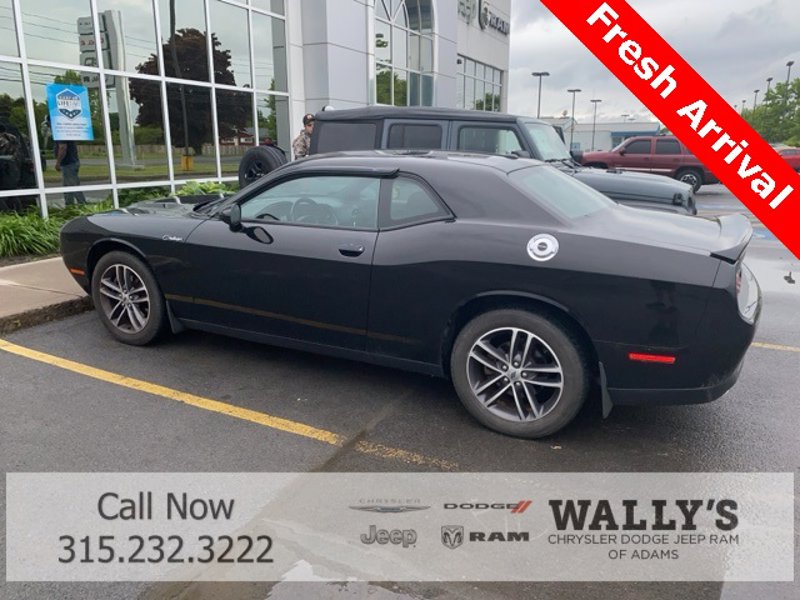 Used 2019 Dodge Challenger SXT image 1