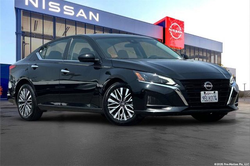 Certified 2023 Nissan Altima 2.5 SV image 1