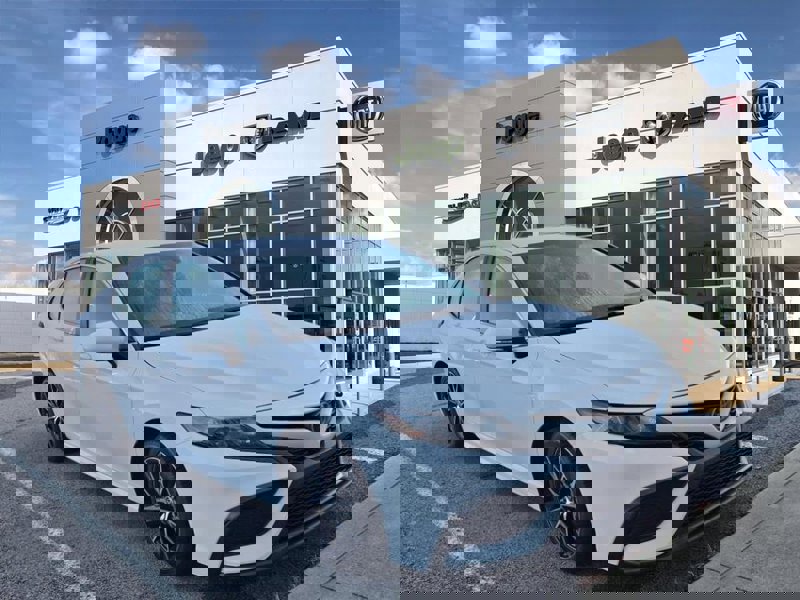 Used 2023 Toyota Camry SE image 1