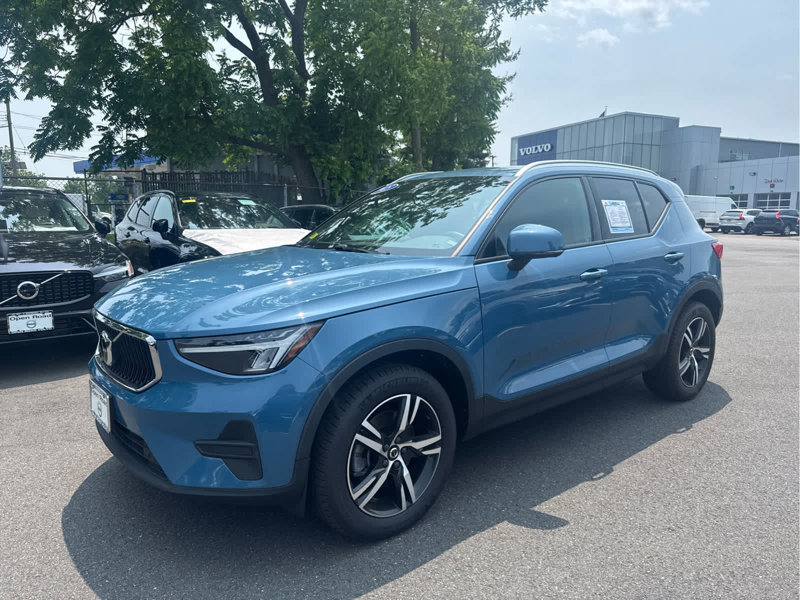 Certified 2023 Volvo XC40 B5 Core image 1