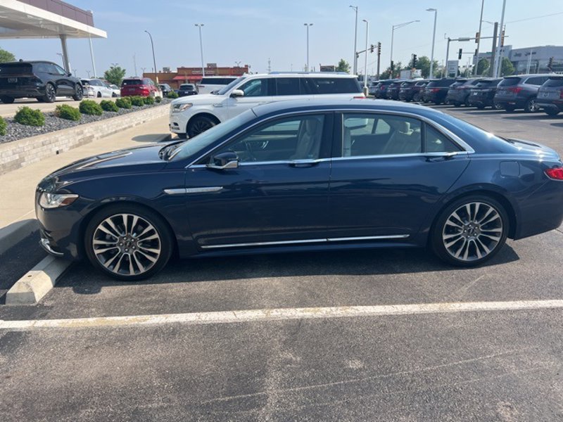 Used 2017 Lincoln Continental Select image 1