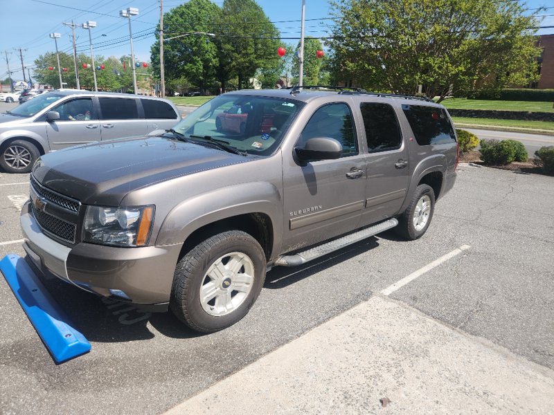 Used 2013 Chevrolet Suburban LT image 1
