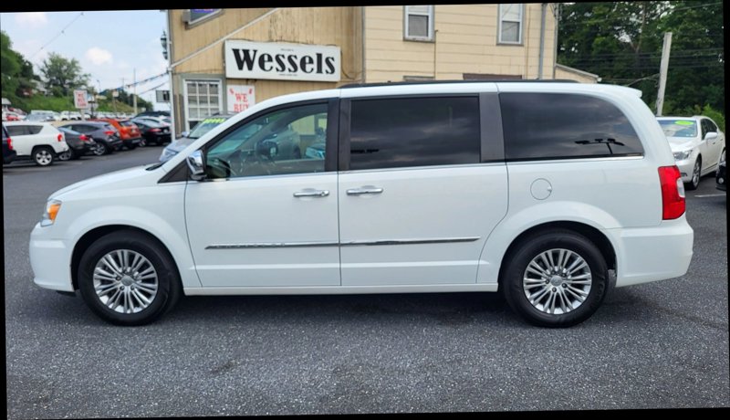 Used 2016 Chrysler Town & Country Touring-L image 1