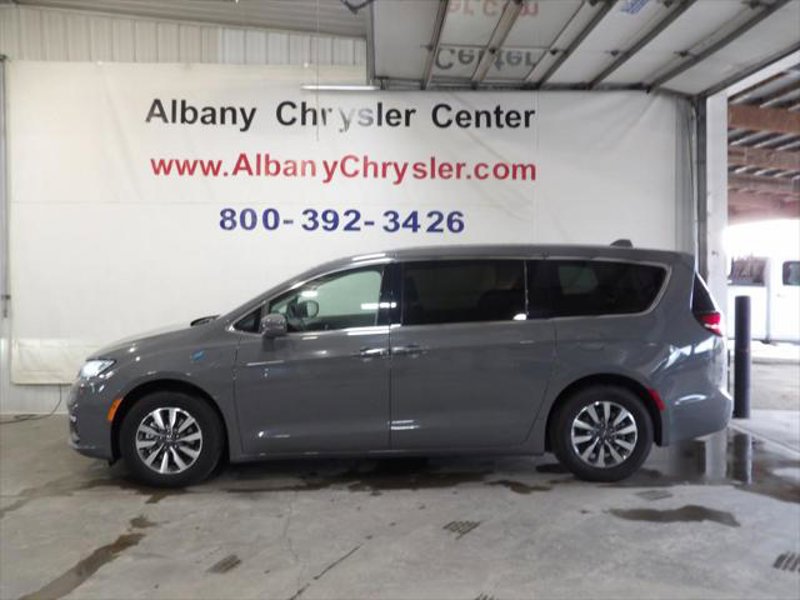 Certified 2022 Chrysler Pacifica Touring-L image 1