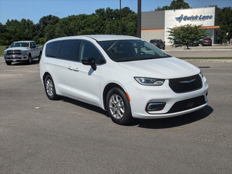 Certified 2024 Chrysler Pacifica Touring-L image 1