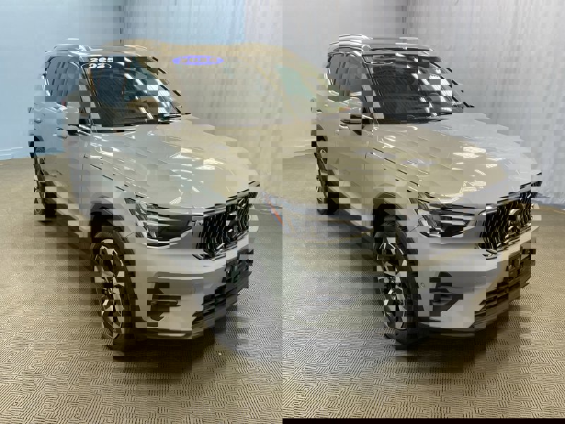 Certified 2025 Volvo XC40 B5 Plus image 1