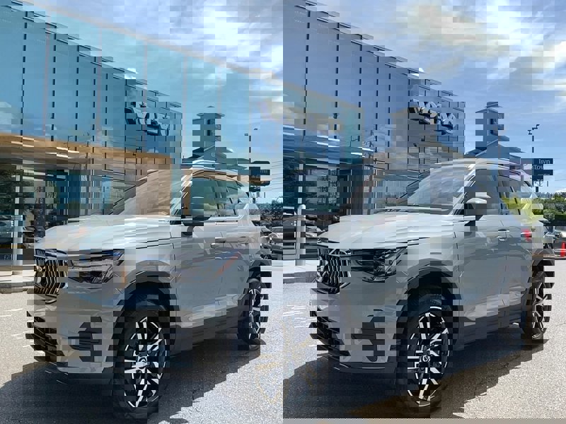 Certified 2024 Volvo XC40 B5 Core image 1