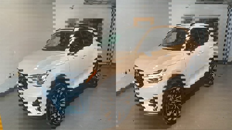 Certified 2025 Volvo XC40 B5 Plus image 1