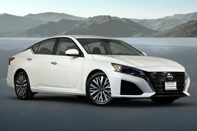 Certified 2023 Nissan Altima 2.5 SV image 1
