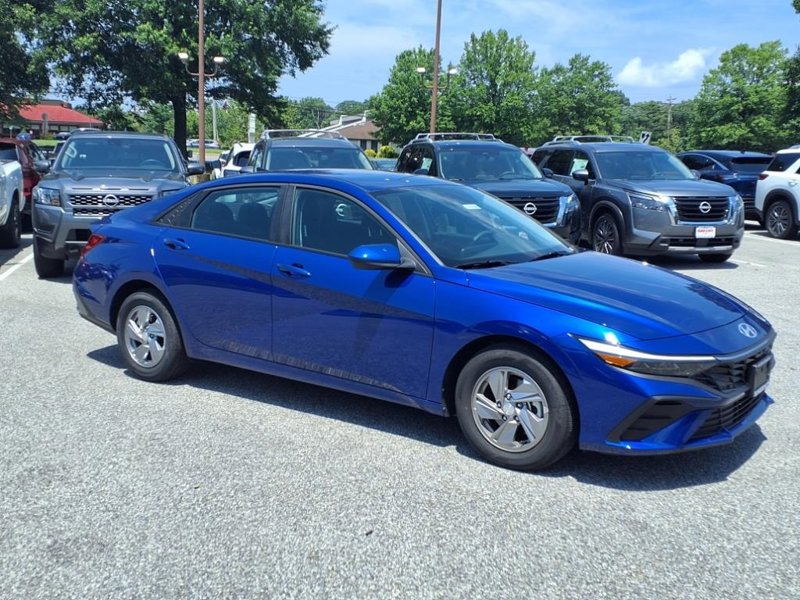 Certified 2025 Hyundai Elantra SE w/ Cargo Package image 1