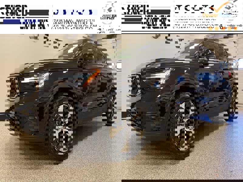 Certified 2025 Volvo XC40 B5 Plus image 1