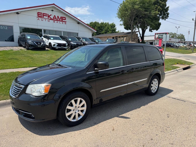 Used 2014 Chrysler Town & Country Touring image 1
