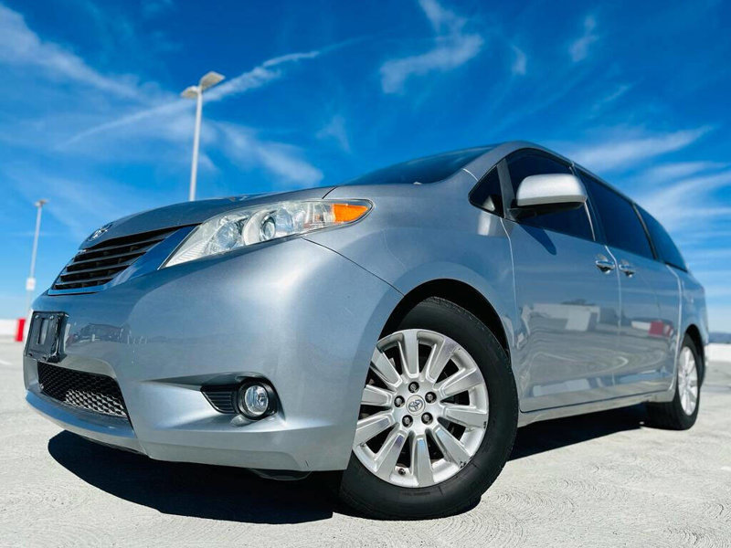 Used 2011 Toyota Sienna Limited image 1