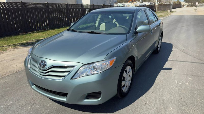 Used 2011 Toyota Camry LE image 1