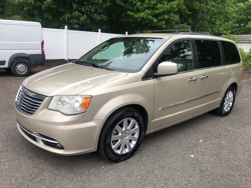 Used 2016 Chrysler Town & Country Touring w/ Driver Convenience Group image 1