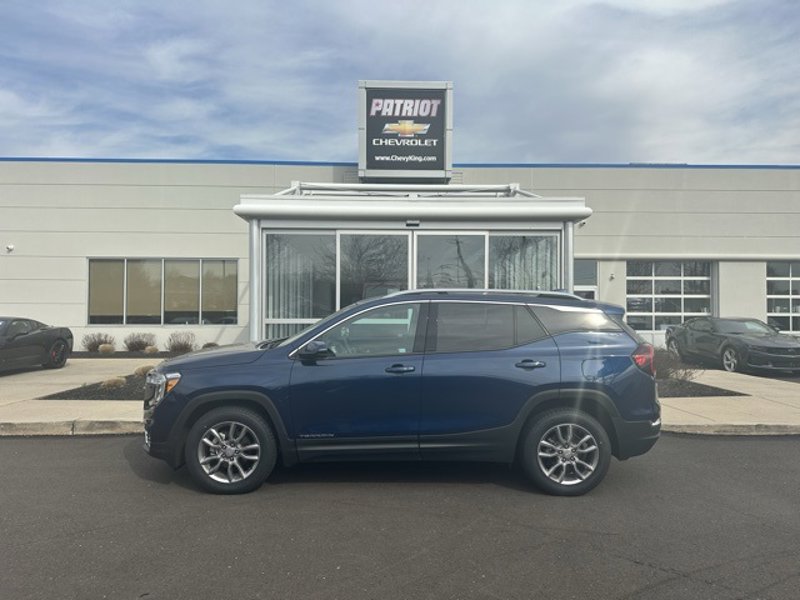 Certified 2022 GMC Terrain SLT w/ Infotainment Package II image 1