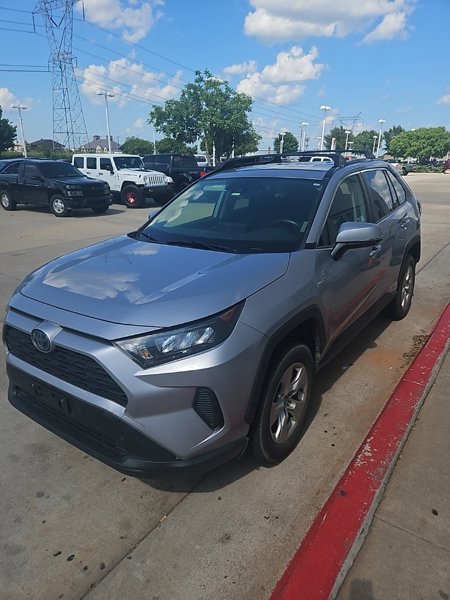 Used 2019 Toyota RAV4 LE image 1