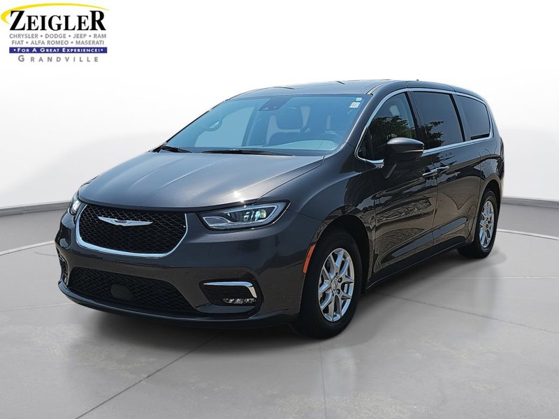 Certified 2023 Chrysler Pacifica Touring-L image 1