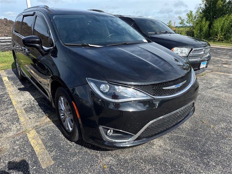 Used 2018 Chrysler Pacifica Touring-L Plus image 1