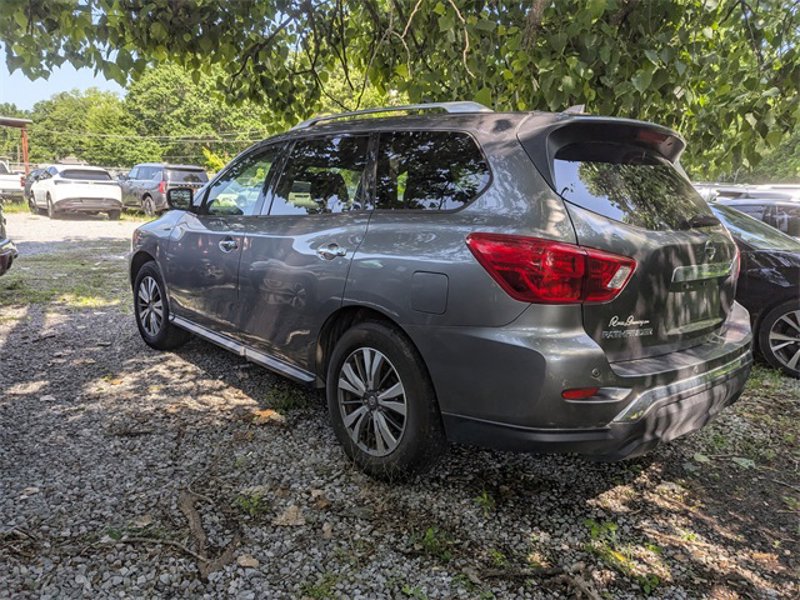 Used 2019 Nissan Pathfinder SL image 1