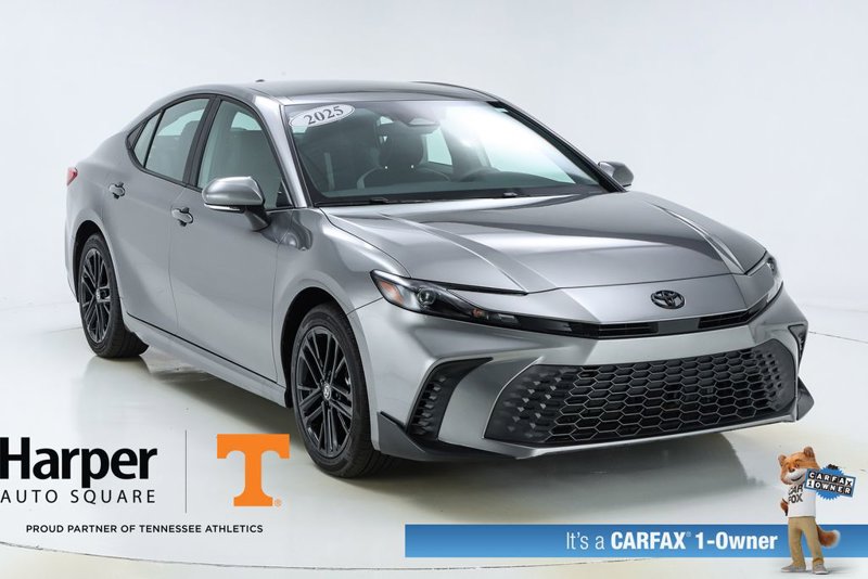 Used 2025 Toyota Camry SE image 1