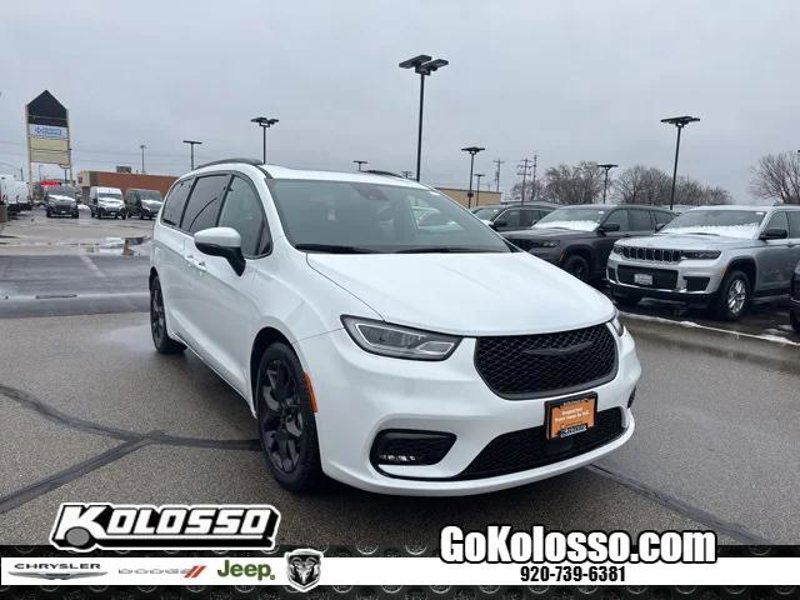 Certified 2023 Chrysler Pacifica Touring-L w/ Uconnect Theater Family Group image 1