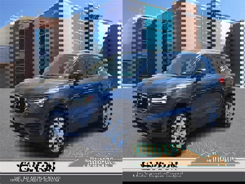 Certified 2022 Volvo XC40 T5 Momentum image 1