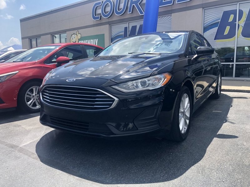 Used 2020 Ford Fusion SE image 1