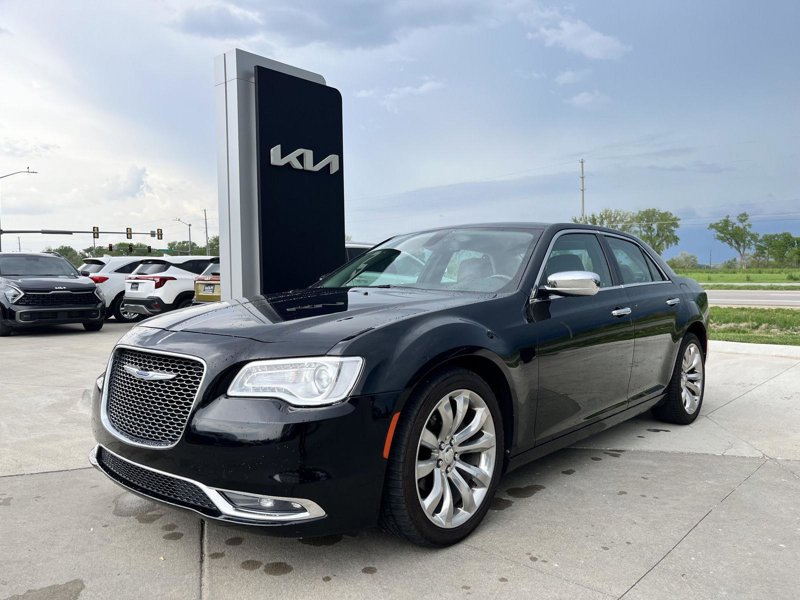 Used 2019 Chrysler 300 Limited image 1