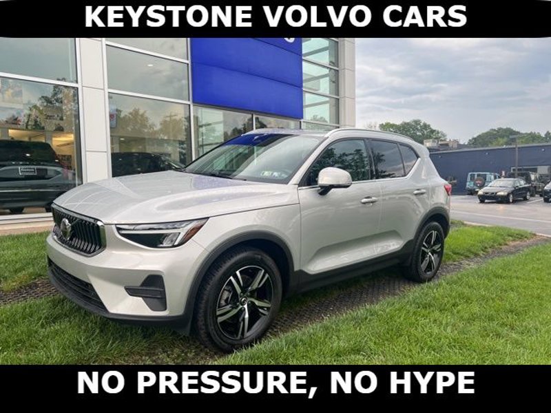 Certified 2025 Volvo XC40 B5 Core image 1