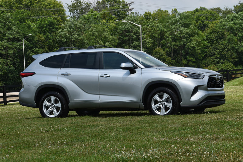 Certified 2023 Toyota Highlander L image 1