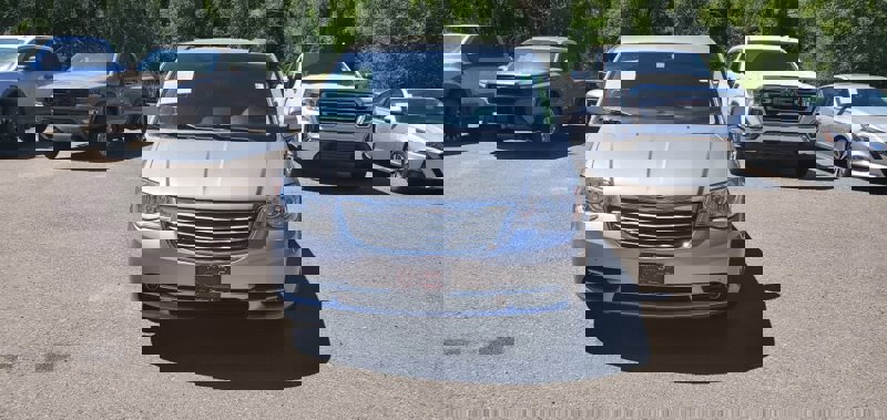Used 2016 Chrysler Town & Country Touring image 1
