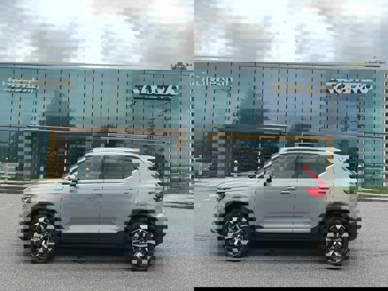 Certified 2025 Volvo XC40 B5 Plus image 1