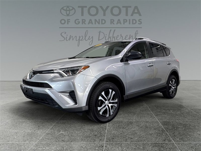 Used 2018 Toyota RAV4 LE image 1