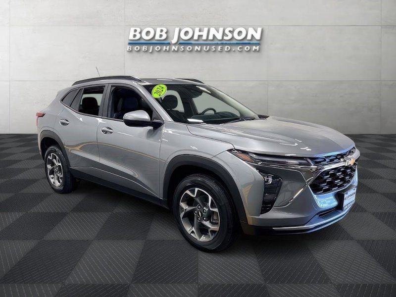 Certified 2024 Chevrolet Trax LT w/ Driver Confidence Package image 1