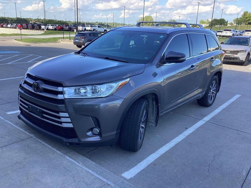 Used 2017 Toyota Highlander XLE image 1