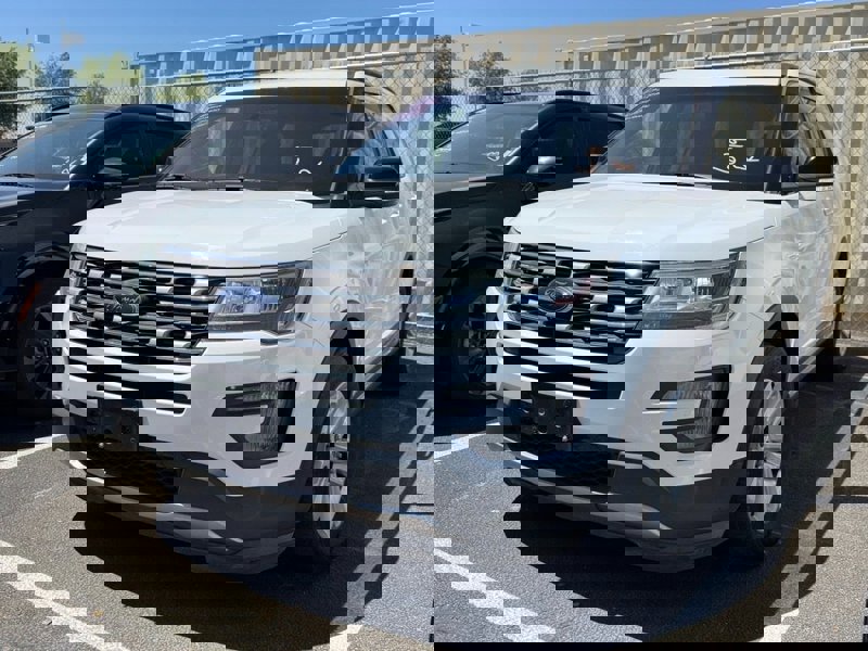 Used 2017 Ford Explorer XLT image 1