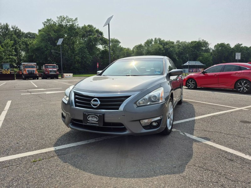 Used 2015 Nissan Altima 2.5 SV image 1