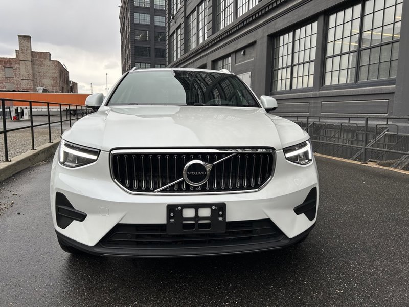 Certified 2024 Volvo XC40 B5 Core image 1