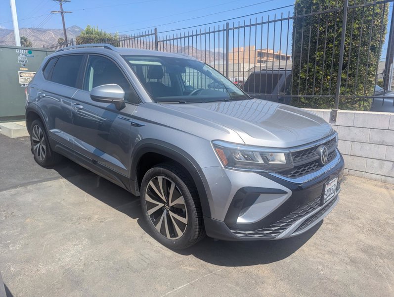 Certified 2022 Volkswagen Taos SE w/ IQ.Drive SE Package image 1